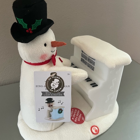 NWT! 2023 Sing-Along Showman 20th Anniversary Plush Singing Snowman - Picture 4 of 5